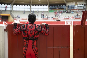 Deurstickers Stierenvechten Bullfighter in a bullring.