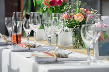 gedeckter mit blumen eventtisch