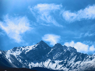 Fototapeta na wymiar 青い空と山