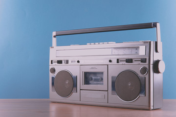 Obraz premium Stary retro blaster magnetofon kasetowy na stole w tle