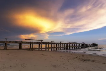 Poster de jardin  Seascape sunset with old Bridge at Ao Mae Ramphueng,Rayong Province,Thailand  © uaychai