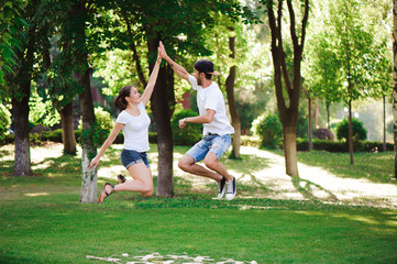 Obraz premium A young couple celebrate victory playing tic-tac-toe in the park