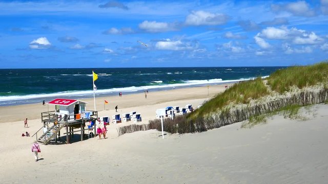 Weisse Strandk&ouml;rbe vor blauen Himmel und D&uuml;nen