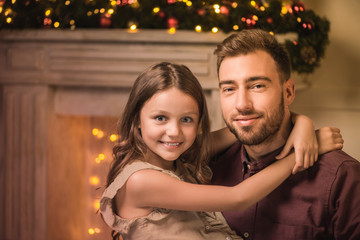 Obraz na płótnie Canvas father and daughter on christmas eve
