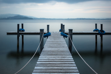 Fototapeta premium Wieczorem. Drewniane molo nad jeziorem.