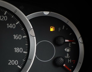 A digital oil level gauge on the dashboard indicates that the oil is running low.