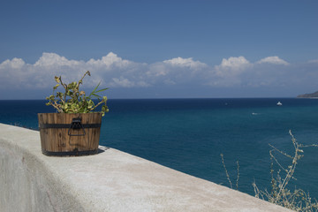 vista del mare dal santuario Santa Maria dell'isola a tropea , Calabria , Italia 