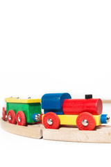 Tren de madera juguete para niños sobre fondo blanco aislado. Vista de frente. Copy space