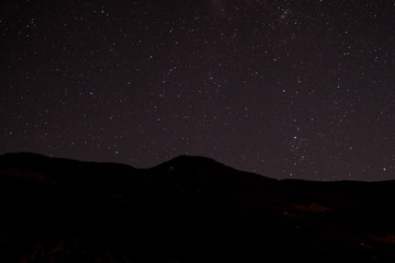 Fototapeta na wymiar noche estrellada con montañas de fondo