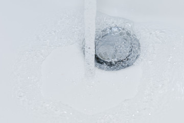 Fliessendes Wasser im Becken 