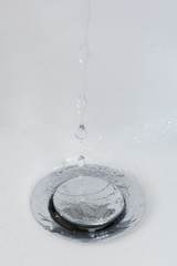 Wassertropfen im Abfluss im Waschbecken 