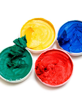 Pinturas temperas de colores sobre fondo blanco aislado. Vista superior