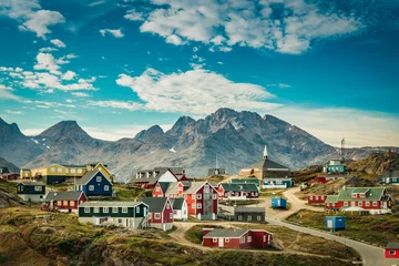 Fotobehang Small town on east coast of Greenland with colorful houses and mountain background © Elizabeth