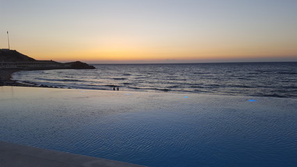 Obraz premium Pool bei Sonnenuntergang