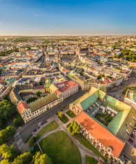 Kraków z lotu ptaka. Krajobraz starego miasta z widocznym Rynkiem Głównym i oknem papieskim. © art08