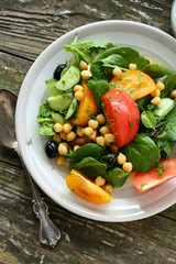 Spinach salad with chickpea