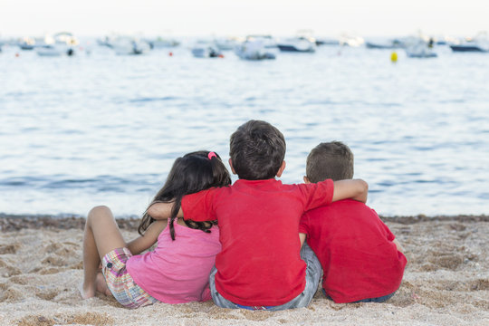 Three friends in frot of a sea