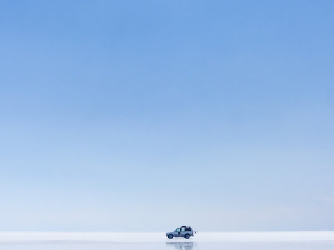 Bolivien, Departamento Potos&iacute;, Provinz Daniel Campos, Salar de Uyuni, Jeep auf Salzw&uuml;ste
