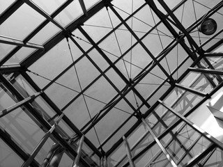 Glasüberdachung eines Treppenhaus mit dem Zugang zur Tiefgarage im Sommer bei Sonnenschein am...
