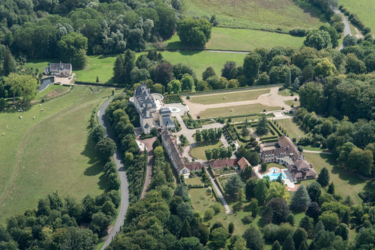 Vue a&eacute;rienne du ch&acirc;teau de Faverolles dans l'Aisne en france