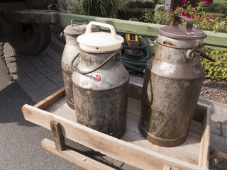 Alte Milchkannen auf einem Karren