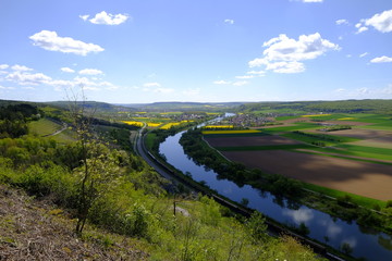 Obraz premium Landschaft und Weinberge bei Stetten, Landkreis Main-Spessart, Unterfranken, Bayern, Deutschland