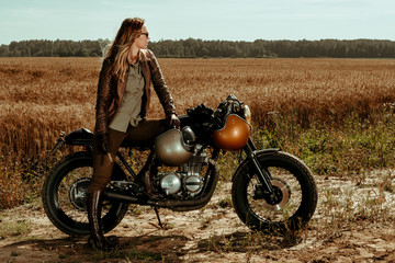 Plakat Woman rider with his vintage custom made cafe racer