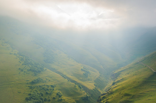 Georgien, Mzcheta-Mtianeti, Stepanzminda, bei Tsminda Sameba, Blick nach Westen in kleines Bachtal, im Abendlicht