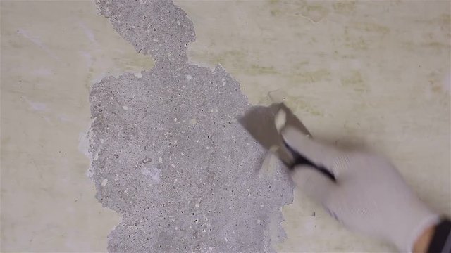 Dismantling of old plaster