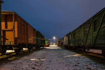 Obraz premium Stary pociąg na zabytkowej stacji. Zimowy czas.