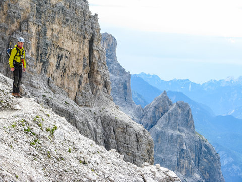 Italien, Trentino-S&uuml;dtirol, Sextener Dolomiten, Mehrtageswanderung, auf dem Klettersteig Ferrata Cengia Gabriella, Kletterer hoch oben