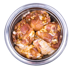 Pieces of raw chicken meat marinated with spices and olive oil o