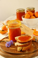 Confettura di albicocche su pane