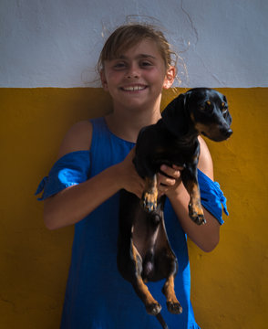 Ni&ntilde;a modelo con perro tekkel
