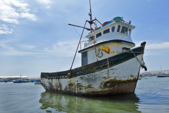 Bote en puerto Paracas