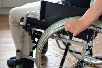 Obraz premium Junge Frau im Rollstuhl