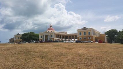 edificio grande y viejo en el pueblo