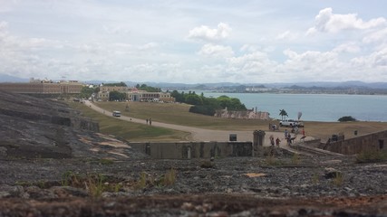 pueblo con vista al mar y bello cielo