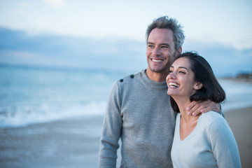 Obraz premium Portrait of a couple walking on the beach