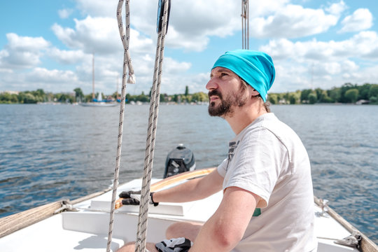 Deutschland, Berlin, Segeln auf dem Wannsee, von der Scharfen Lanke mit dem Segelboot in Richtung Wannsee an der Pfaueninsel vorbei. Ein Tag auf einem Segelboot mit &Uuml;bernachtung
