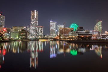 Naklejka premium 横浜みなとみらい海に映る夜景