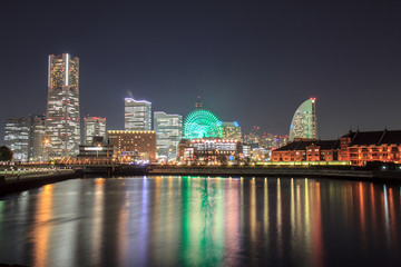 横浜みなとみらい海に映る夜景