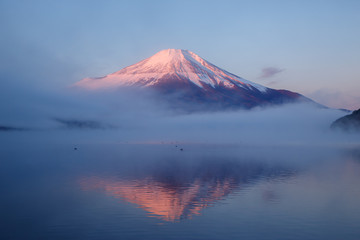 山中湖の水面に映る夜明けの富士山