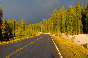 strada asfaltata prima di un temporale