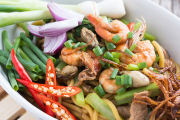 Stir fried yellow noodle 