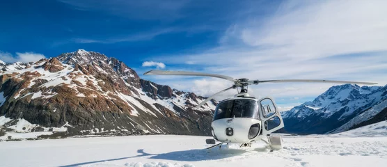 Deurstickers Helikopterlanding op een sneeuwberg © Summit Art Creations