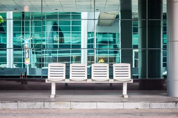 Photo sur Plexiglas Porte Sièges à l& 39 arrêt de bus moderne. Les sièges blancs sont en métal.
