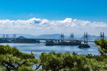 Fototapeta na wymiar 瀬戸内海の風景、海と空と雲と橋と島を岡山から一望する。