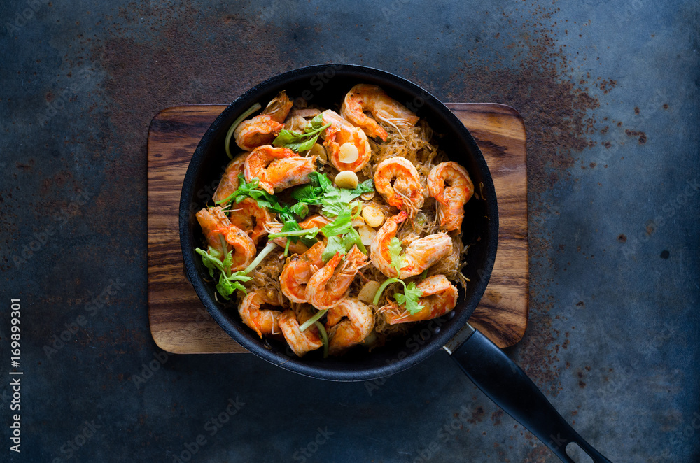 Wall mural casseroled prawn with glass noodles on chopping board