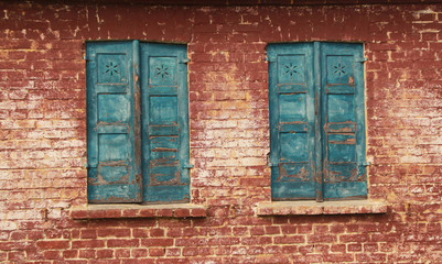 verwitterte alte blaue fensterläden